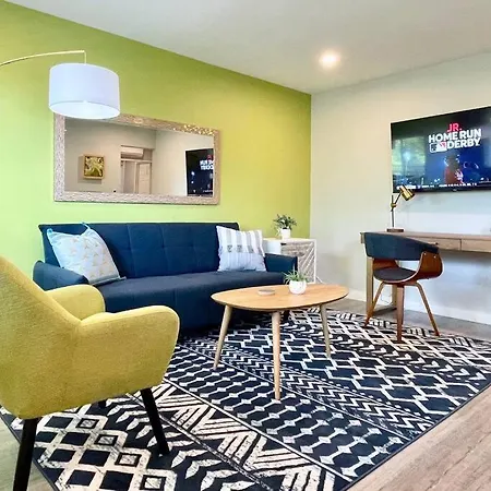 King Bed-Parking-Top Floor-Desk-Downtown